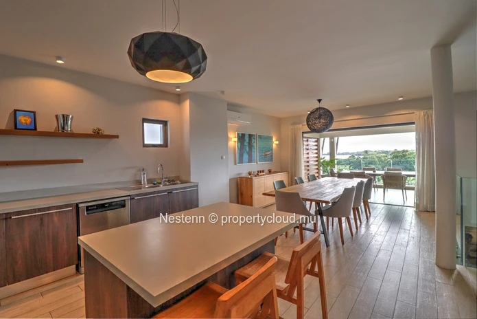 Penthouse de 4 chambres avec vue sur la mer dans une région recherchée. 