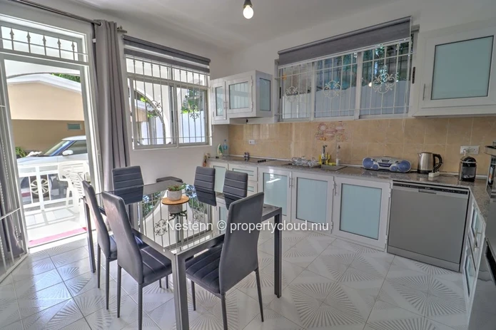 Three-bedroom apartment 