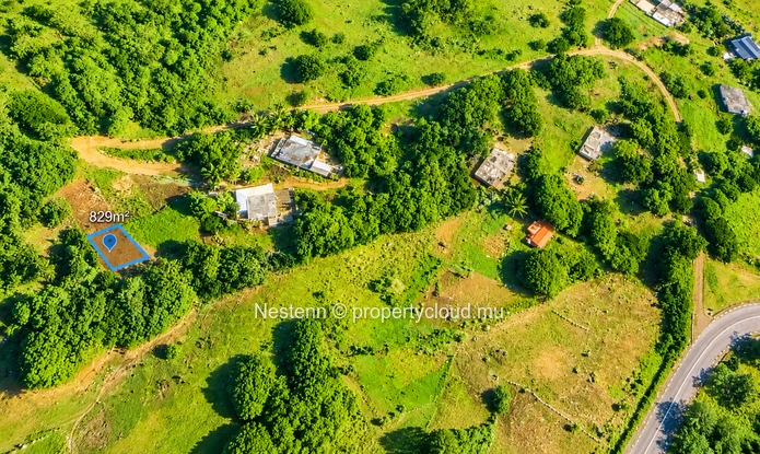  Terrain en pleine propriété de 829 m² avec vue sur mer à Trèfles – Une rare opportunité d'investissement côtier