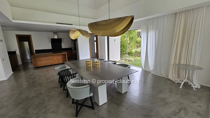 Modern 4-bedroom villa 