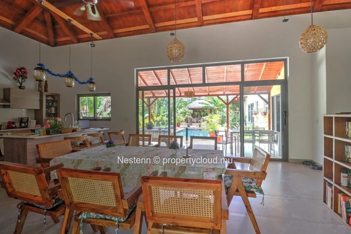 Élégante villa de style balinais sur un terrain de 675 m²