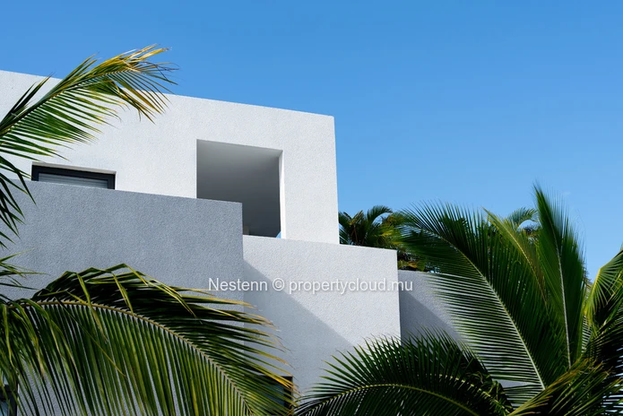 Upmarket 3-bed apartment with seaview. 
