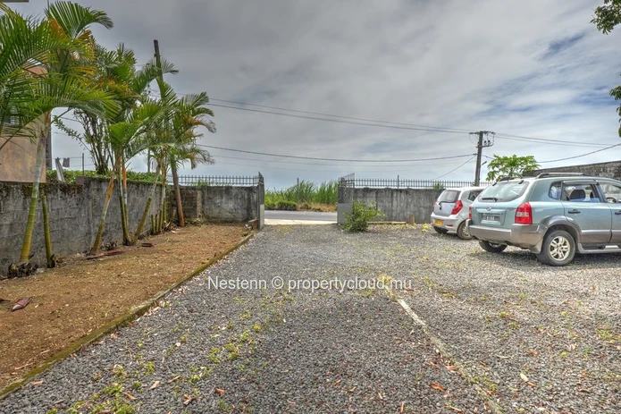  120 m² building on a 527 m² plot of land on the main road 