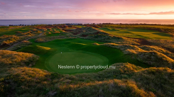Terrain vue partielle mer de 1400 m² dans un domaine golf et mer d'exception