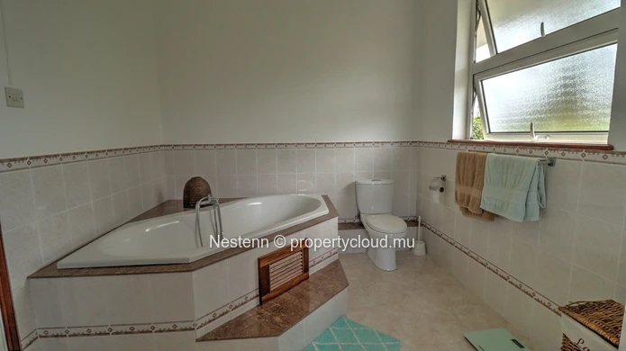 Bienvenue dans cette magnifique maison familiale nichée offrant un cadre de vie exceptionnel. 