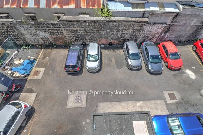 Bureau non meublé de 98 m² au 2e étage