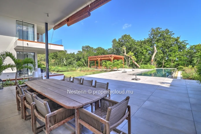 Exceptionnelle villa de 5 chambres en suite dans un cadre enchanteur de bord de rivière