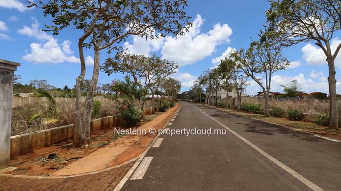 Magnifique terrain résidentiel de 795 m² situé dans un lotissement sécurisé 