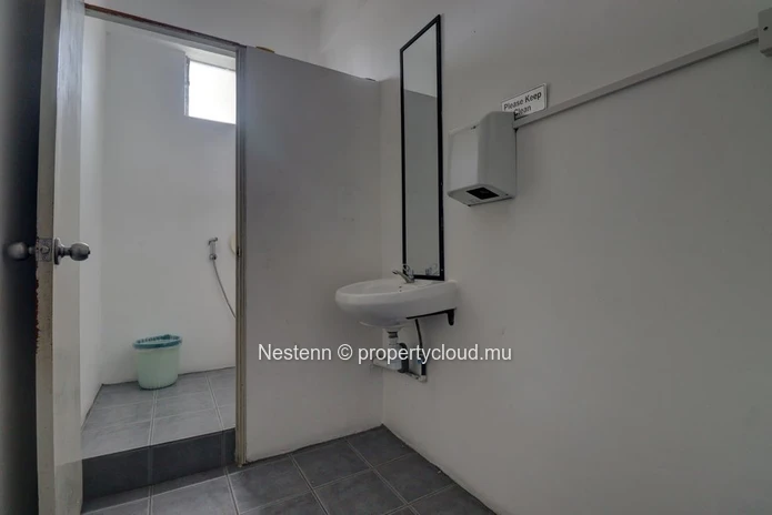 Furnished office on the 4th floor with stunning views of the city center