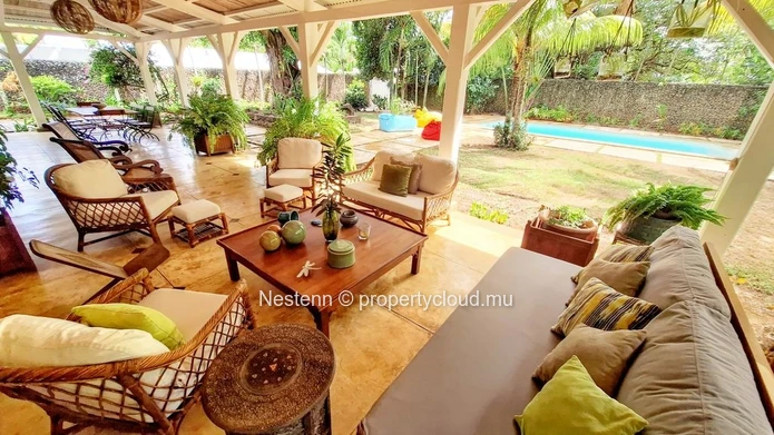 Elégante villa de style colonial, nichée dans un vaste jardin luxuriant 
