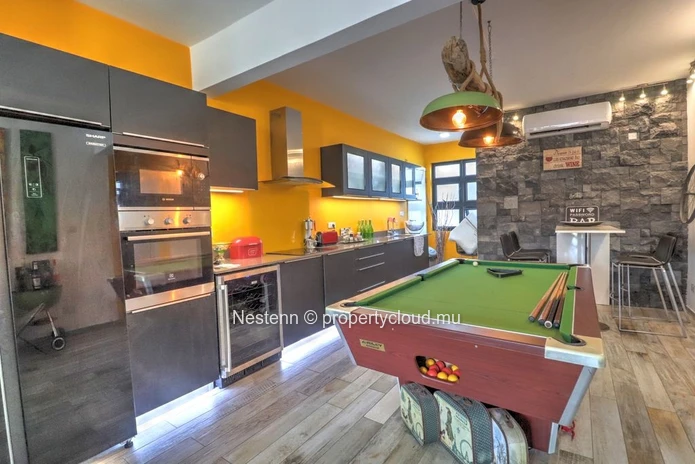 Modern 3-bedroom apartment just steps from the beach 