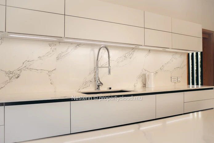 Villa design exclusive avec 5 chambres et vue imprenable sur les montagnes