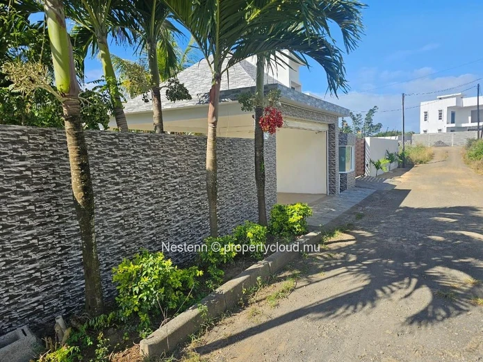 À LOUER – Superbe villa en Duplex  avec Piscine et Grand Jardin arbore.