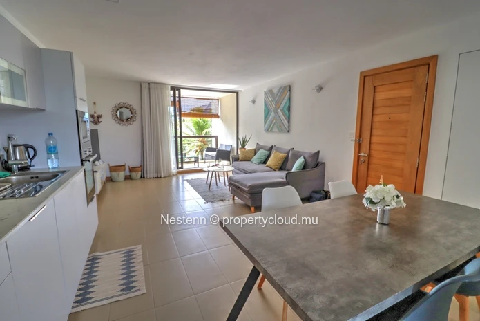 Beautiful 2 bedroom apartment just minutes from the beach