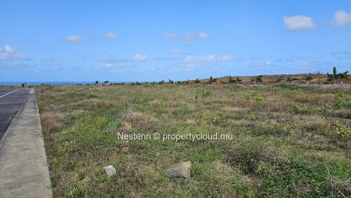 Terrain commercial et résidentiel avec vue imprenable sur la mer et la montagne 429 m² (10,12 perches) à Morcellement...