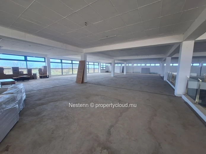 Warehouse of 1,350 m² to 2,700 m² with highway access