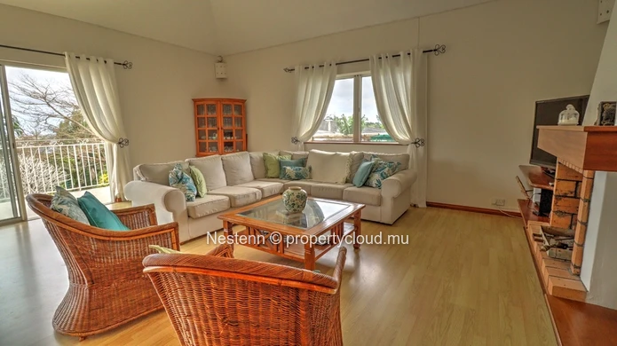Bienvenue dans cette magnifique maison familiale nichée offrant un cadre de vie exceptionnel. 