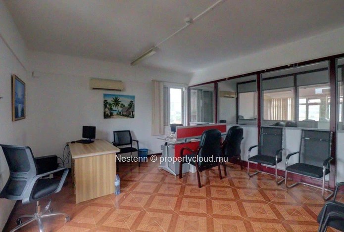 Spacious office on the 1st floor, offering peace and quiet and optimal working conditions.