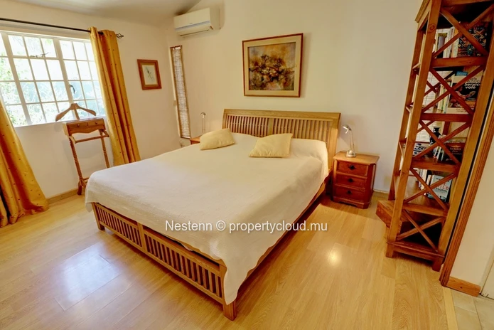 3-bed single storey house with lots of charm in front of the beach