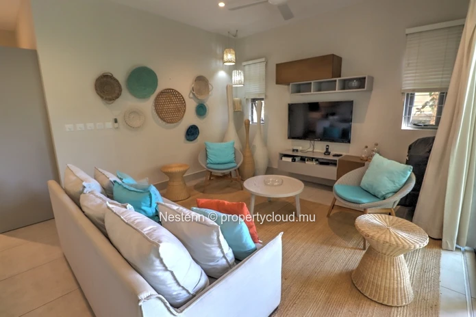 Modern 3-bed apartment with garden and private access to the beach. 