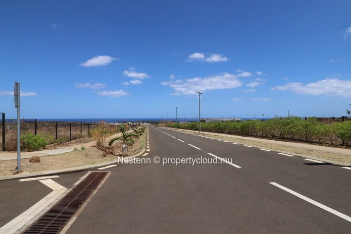 Superb residential plot in a quiet and secure environment, close to the sea. 