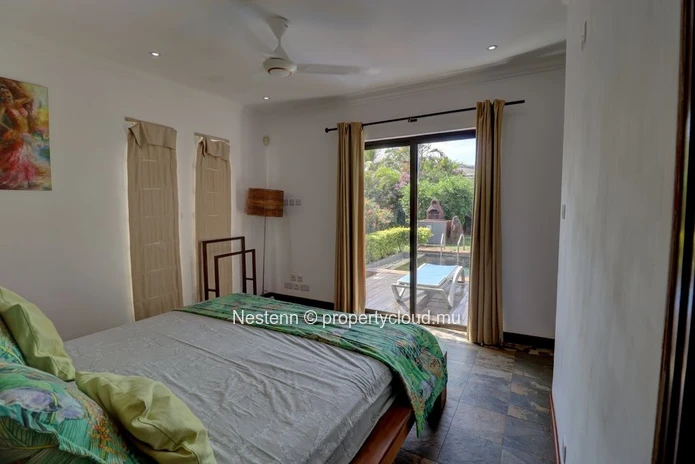Colonial villa with 4 bedrooms, private pool, and sea access in a good condition