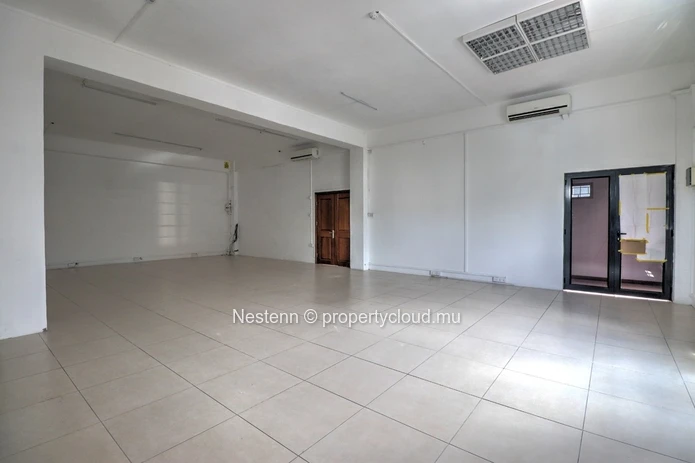 Bureau non meublé de 98 m² au 2e étage