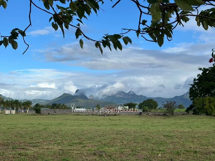 Residential plot of 399.37 m² with park and mountain views 