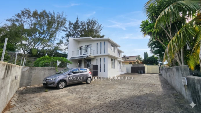 House overlooking the ravine with magnificent views 