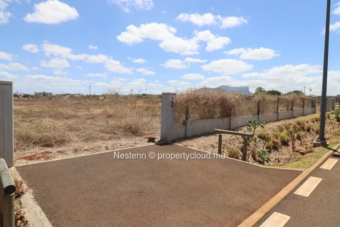 Superb residential plot in a quiet and secure environment, close to the sea. 