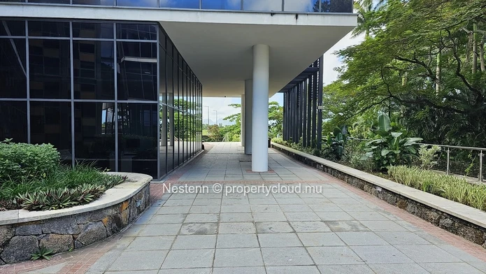 110 m² Office, strategically located near the airport and motorway