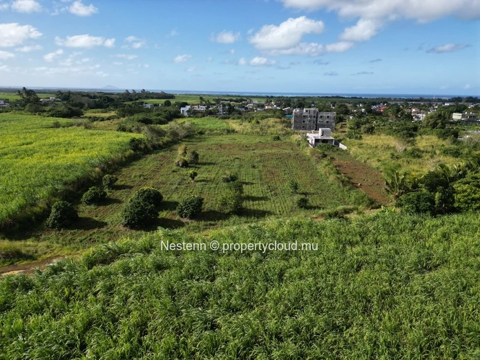 Vaste terrain résidentiel de 6330 m² avec accès routier sur deux côtés à proximité de projets résidentiels