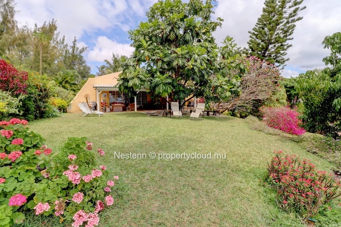 3-bed single storey house with lots of charm in front of the beach