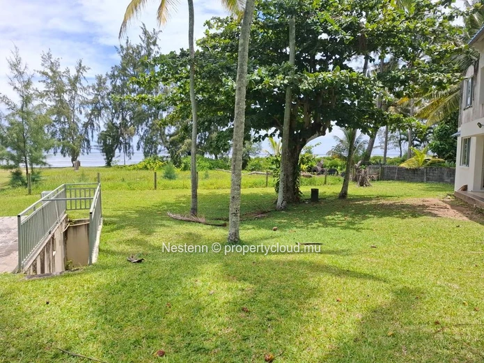 Modern 2-Bedroom Apartment with Beachfront Access