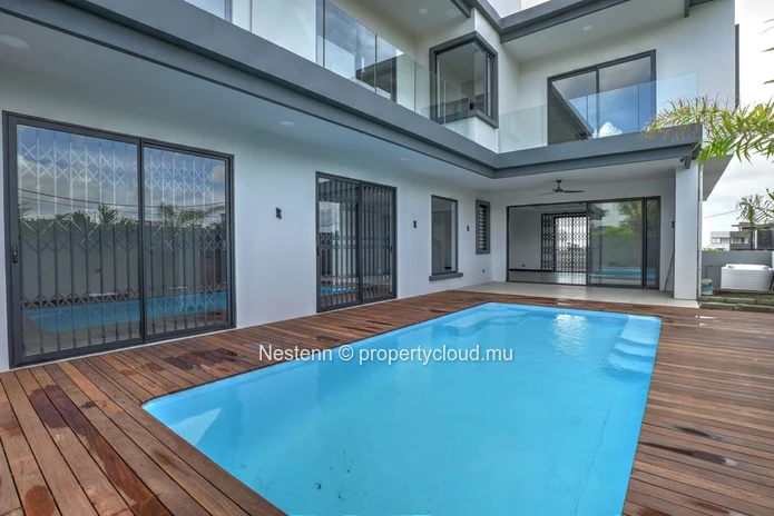 Villa haut de gamme de 4 chambres avec 324 m² sur un terrain de 409 m² 