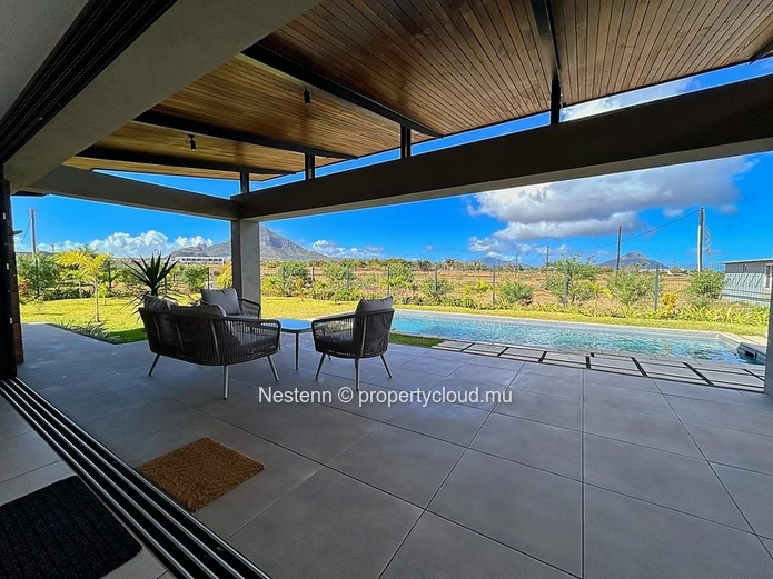 Villa neuve de prestige avec vue montagne et piscine privée. 