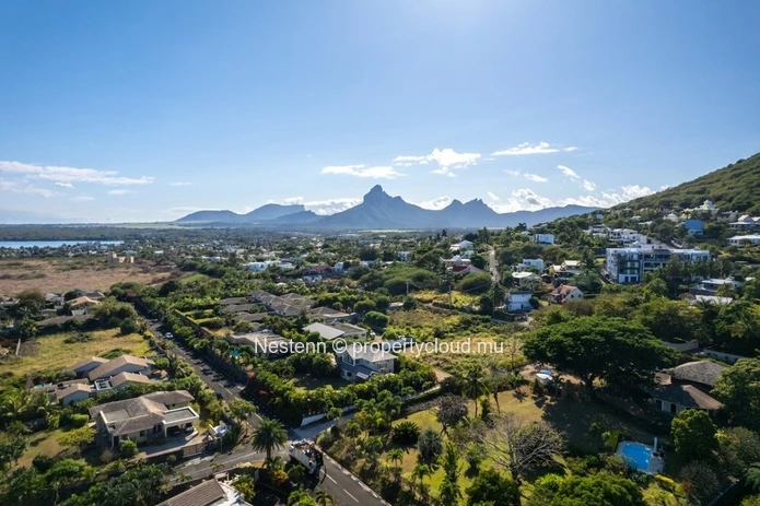 Residential land of 1065 m2 in a popular area of the west.