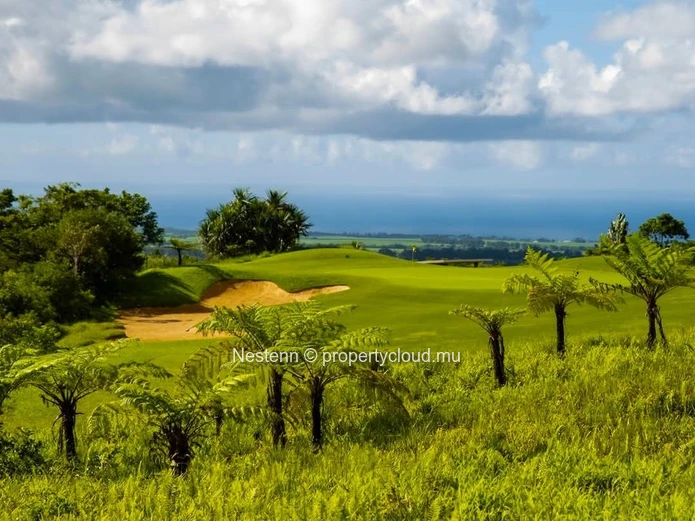 Terrain résidentiel de 2293 m2 sur golf avec vue mer et montagne
