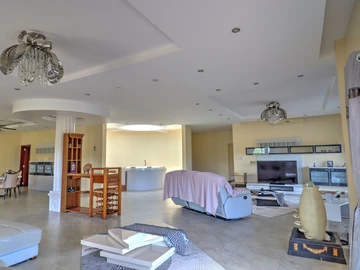 9 Bedroom House