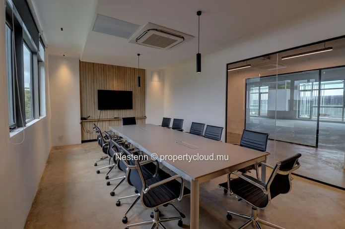 Prestigious office with breathtaking views in the heart of the Vivea Business Park
