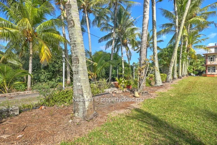 Spacieuse maison de 275 m² de 9 chambres avec vue sur la mer et la montagne.