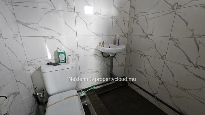 150 m² commercial space ideally located near the station and shops