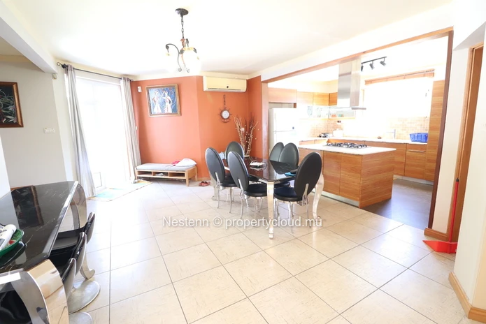 Maison familiale de 3 chambres avec piscine 