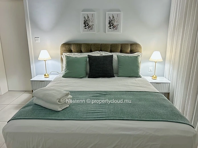Villa neuve de prestige avec vue montagne et piscine privée. 