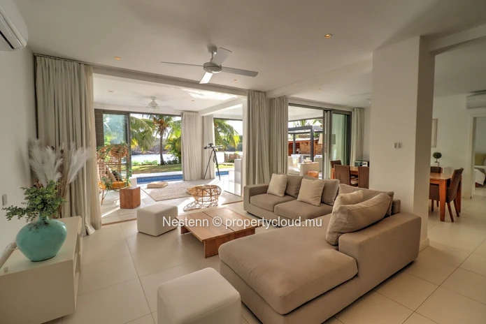 Spacious and bright 300 m2 apartment with swimming pool and garden on the riverside