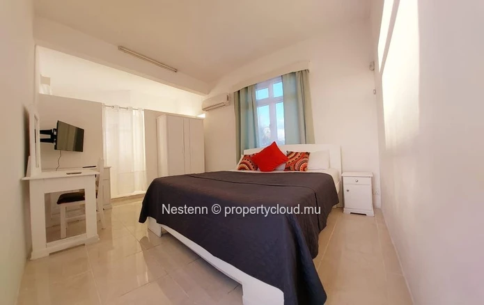 Comfortable studio apartment a stone's throw from the beach with swimming pool and secure parking. 