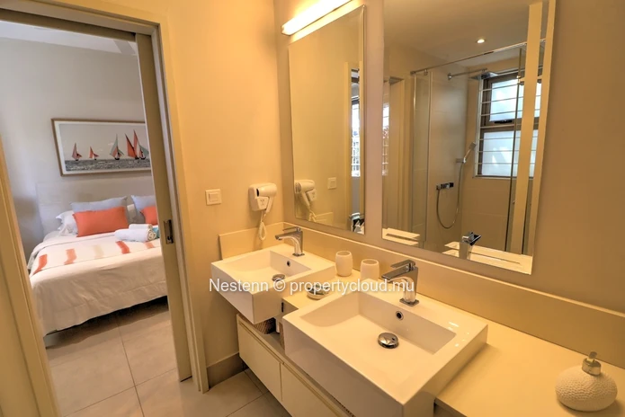 Modern 3-bed apartment with garden and private access to the beach. 
