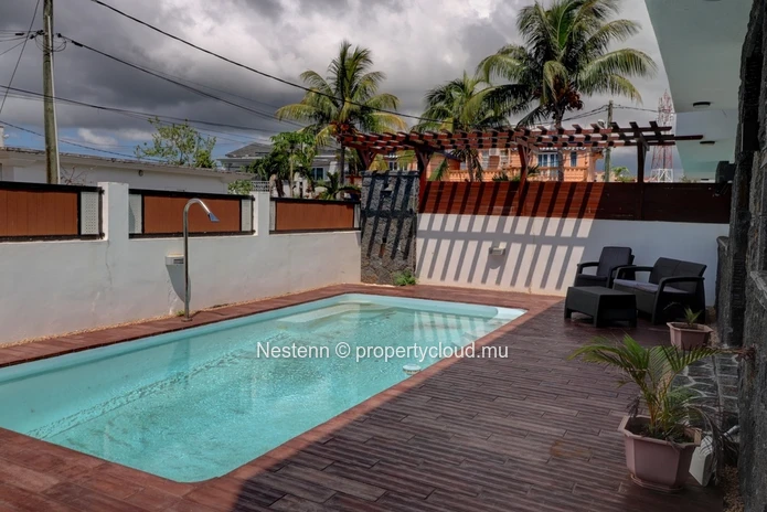  Duplex de 2 chambres avec piscine privée proche des arrêts de bus.