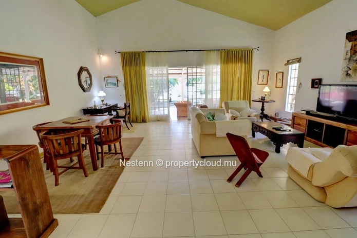 3-bed single storey house with lots of charm in front of the beach