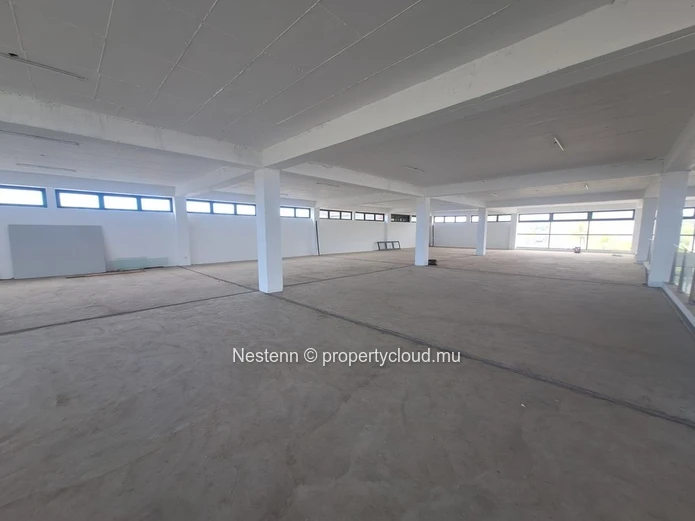 Warehouse of 1,350 m² to 2,700 m² with highway access